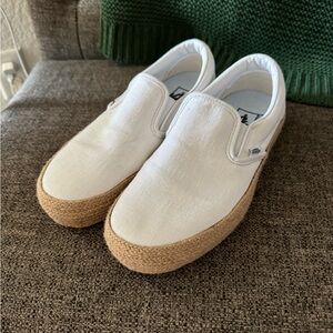 VAN’S  NEW never worn no box. Linen white  beautiful braided around the edges.